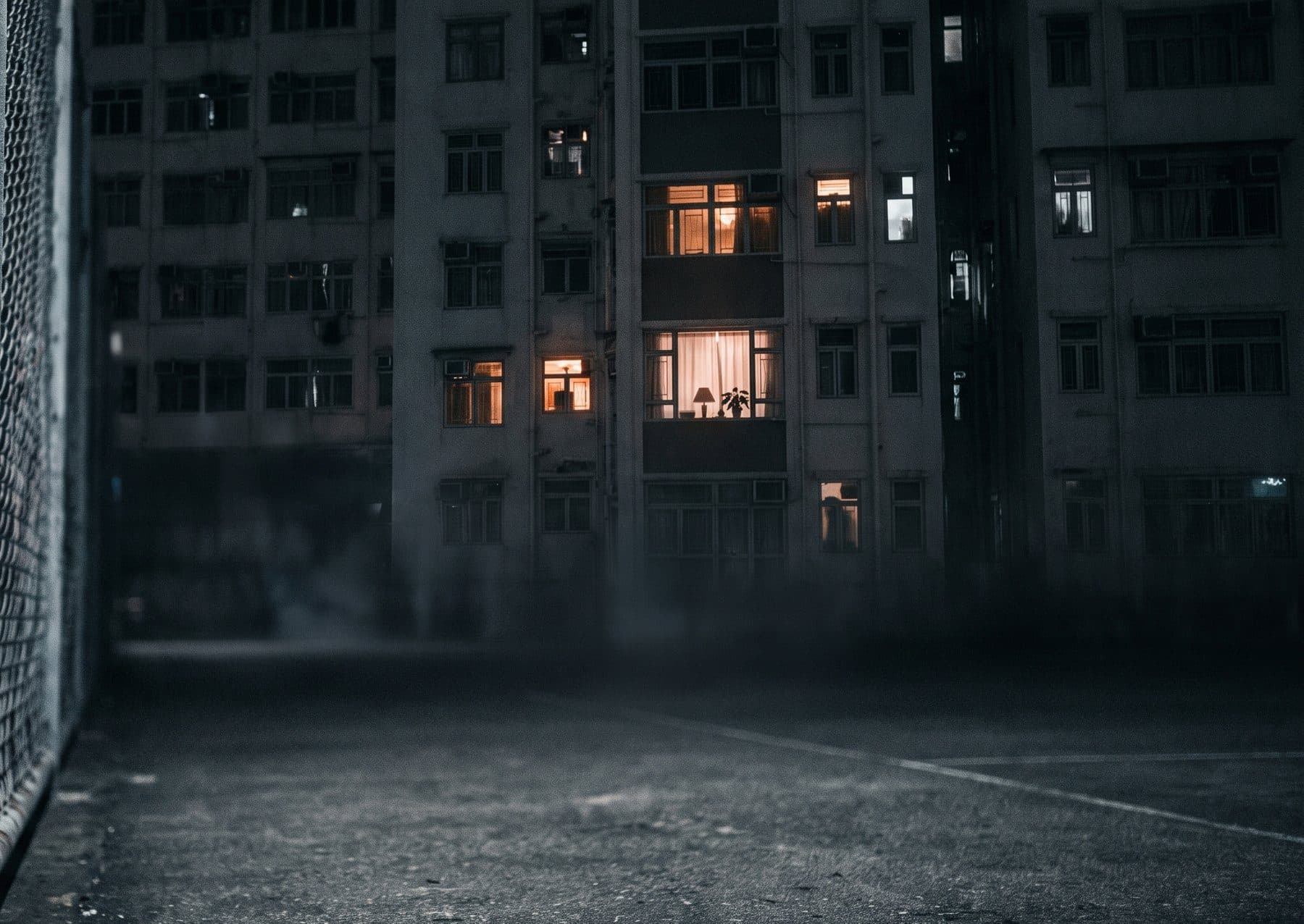 夜間公寓窗戶俯瞰黑暗的匹克球場